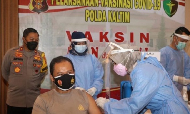 personel-polda-kaltim-laksanakan-suntik-vaksinasi-covid19-tahap-pertama-fqr