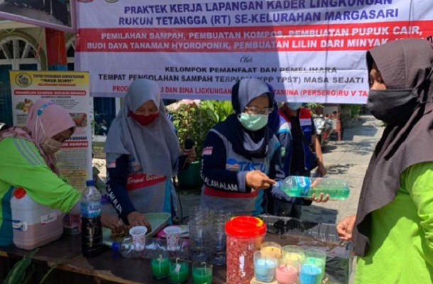 Para kader berbagi ilmu dengan warga tentang cara mengolah sampah.
