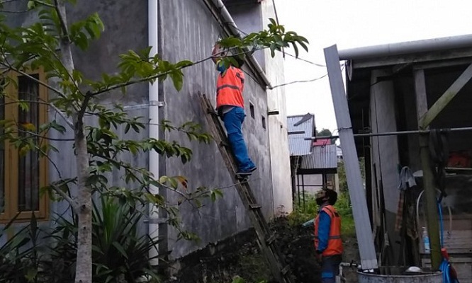 Petugas PLN memperbaiki sambungan listrik ke rumah warga di Balikpapan bersamaan suplai listrik ke pelanggan PLN di kota-kota Kalimantan Timur terputus karena gangguan sejak lepas tengah hari