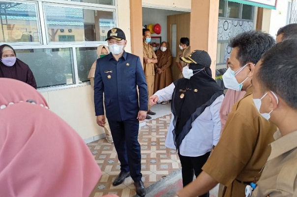 Bupati Paser dr. Fahmi Fadli bersama Wakil Bupati Paser Syarifah Masitah Assegaf, saat melakukan kunjungan kerja ke Tanjung Aru Kecamatan Tanjung Harapan.