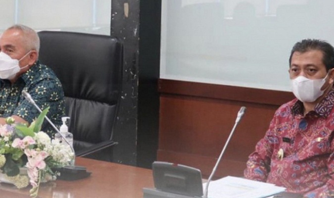 Gubernur Kaltim Isran Noor didampingi Wakil Gubernur Kaltim pada saat rapat terbatas pengendalian COVID-19 di Kantor Gubernur Kaltim