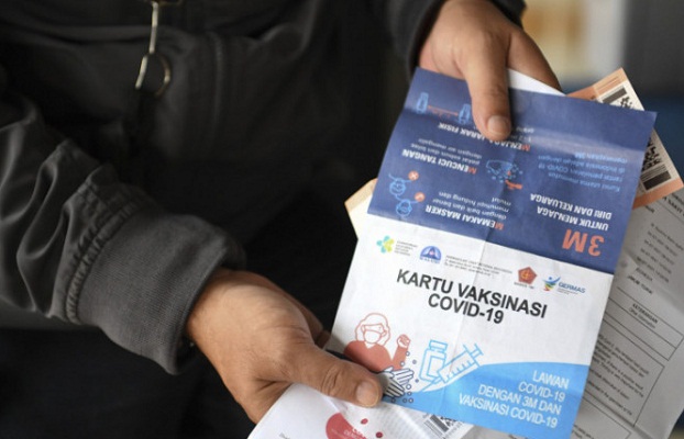 Calon penumpang Kereta Api Jayabaya tujuan Malang menunjukan kartu vaksinasi di Stasiun Pasar Senen, Jakarta,
