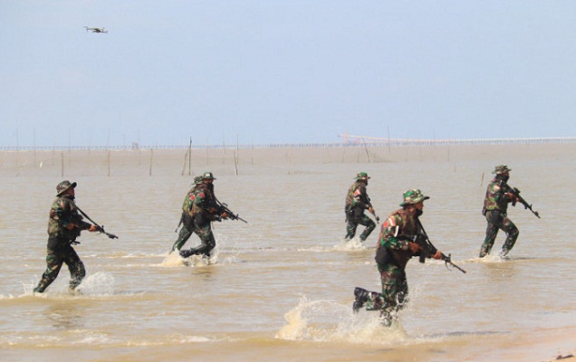 Pendaratan pasukan di Pantai Tanjung Harapan, Samboja, Kalimantan Timur dalam latihan bersandi Garuda Shields XV .
