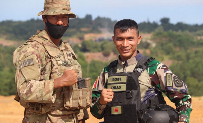 Sersan Dwayne Jones dari US Army dan Praka Robi dari Yon 600 Raiders TNI AD, akan terus berteman sampai nanti