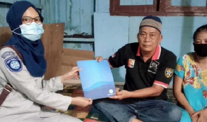 Staf Jasa Raharja Kaltim menyerahkan santunan langsung di rumah klien