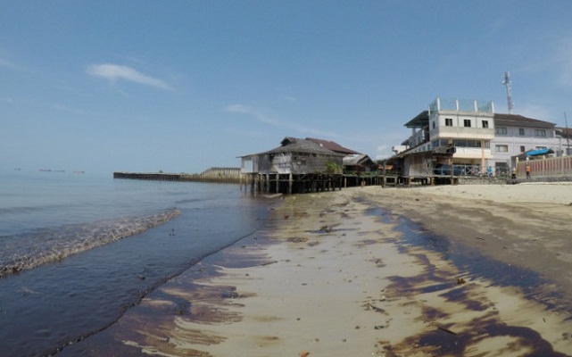 Tumpahan minyak di pantai sehari setelah kejadian, 1 April 2018.