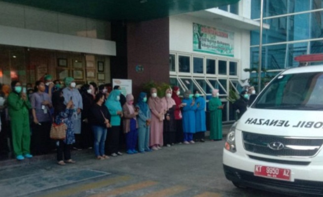 Wali Kota Balikpapan Rahmad Mas'ud, keluarga, dan rekan-rekan sejawat melepas jenazah mendiang dr Agyan yang meninggal karena COVID-19
