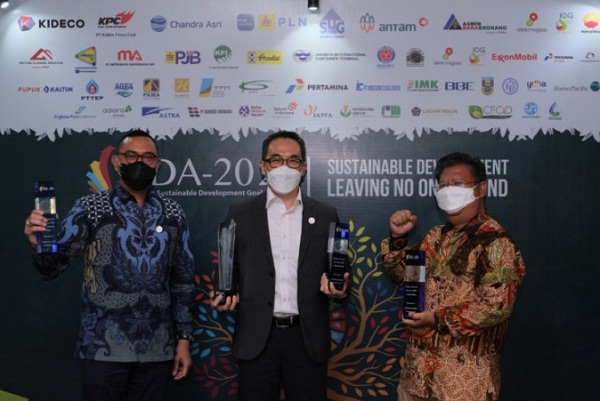 Dari kiri Manager CSR Kideco M.Luqman Hakim, Chief Corporate Services Officer Kideco, Leonardus Herwindo Senior Manager ER-S Suriyanto