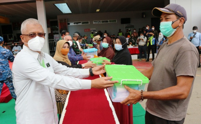 Direktur Eksekutif Sinar Mas Hong Tjhin memberikan makanan secara simbolis kepada warga terdampak pandemi COVID-19 di Berau,