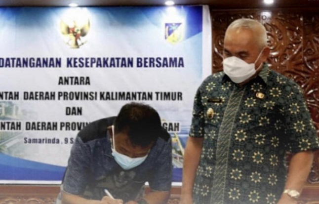 Gubernur Kaltim Isran Noor dan Gubernur Sulteng Rusdy Mastura menandatangi kerjasama dua wilayah di Ruang Ruhui Rahayu,
