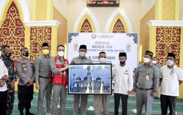Presiden Direktur Pt Kideco Kurnia Ariawan (berpeci hitam dari kiri yang memegang bingkai foto menunjukkan foto masjid Al-Fath Desa Batu Kajang yang baru diresmikan